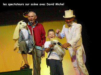 Là aussi 1 Adulte et 1 enfant spectateurs font de la ventriloquie sous les conseilles de David Michel