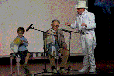 Mieux 1 grand père et son petit fils spectateurs font de la ventriloquie sous les conseilles de David Michel